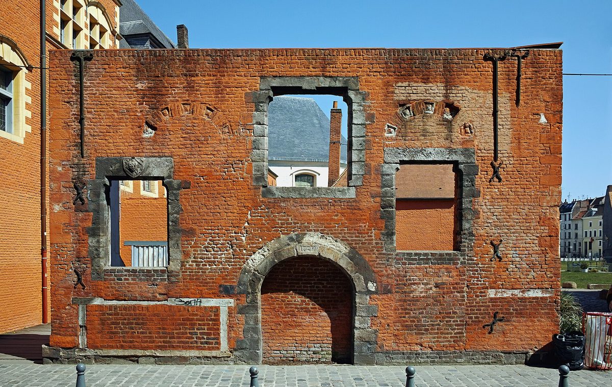 Les vestiges du moulin Saint-Pierre, rue de la Monnaie. Photo : Velvet, CC BY-SA 4.0, Wikimedia Commons.