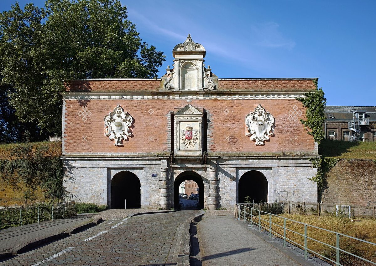 La porte de Gand, côté extérieur des remparts. Photo : Velvet, CC BY-SA 4.0, Wikimedia Commons.